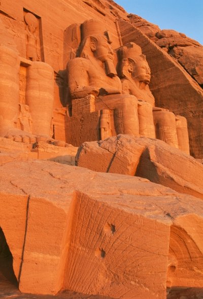 アブ・シンベル、夜明けのラメセス2世大神殿ファサードの眺め（ユネスコ世界遺産リスト 作： Egyptian 19th Dynasty