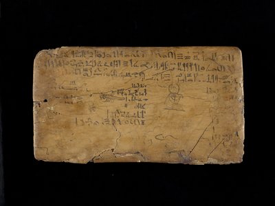 The HymnからNile Floodの木材、ジェッソ、リネン、インクまでのラインが入ったライティングボード 作： Egyptian 19th Dynasty