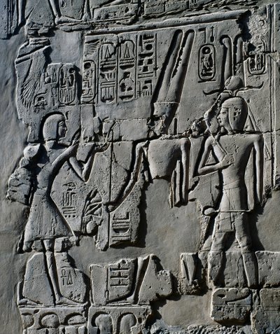 アメン神の前に立つ若きラメセス2世、神々への捧げものの場面の細部、浮き彫り、カルナック神殿複合体、大列柱室の内壁（ユネスコ世界遺産リスト 作： Egyptian 19th Dynasty