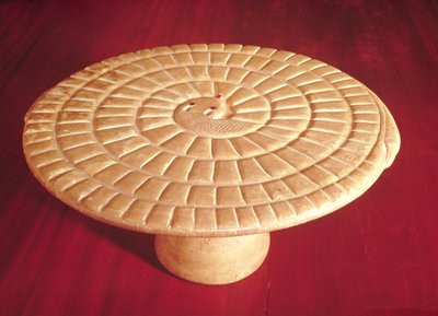 ゲームアイテム、Thinite Period（アラバスター）に使用されるヘビ型のゲーミングボード 作： Egyptian 1st Dynasty