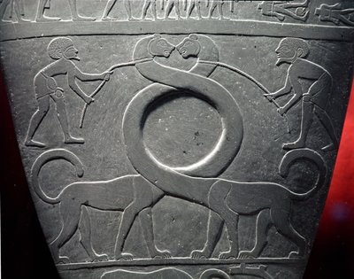 ナルメル・パレット：首の長い猫のペアが鎖でつながれている様子を描いた儀式用パレット、ヒエラコンポリス出土、前期王朝時代、紀元前3000年頃（片岩）（68325の詳細 作： Egyptian 1st Dynasty