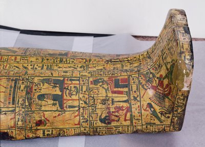 新王国時代、紀元前1100年頃にデイル・エル・バーリで発見されたとされるネシームンのミイラの下部外被の詳細（木地着色 作： Egyptian 20th Dynasty