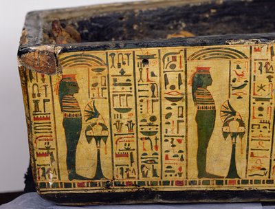 紀元前1100年頃、新王国時代にデイル・エル・バーリで発見されたとされるネシームンのミイラの外棺底部の詳細（彩色された木材 作： Egyptian 20th Dynasty