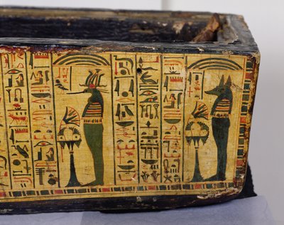 紀元前1100年頃、新王国時代にデイル・エル・バーリで発見されたとされるネシームンのミイラの外棺底部の詳細（彩色された木材 作： Egyptian 20th Dynasty