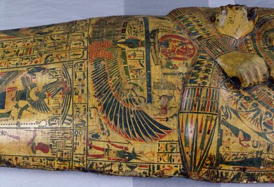 紀元前1100年頃、新王国時代にデイル・エル・バフリで発見されたとされるネシームンのミイラの外棺の蓋の詳細（木地着色 作： Egyptian 20th Dynasty
