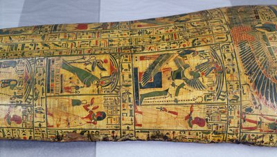 紀元前1100年頃、新王国時代にデイル・エル・バフリで発見されたとされるネシームンのミイラの外棺の蓋の詳細（木地着色 作： Egyptian 20th Dynasty