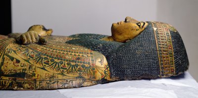 紀元前1100年頃、新王国時代にデイル・エル・バフリで発見されたとされるネシームンのミイラの外棺の蓋の詳細（木地着色 作： Egyptian 20th Dynasty