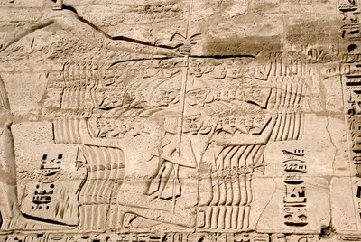 エジプトの古代遺物：ラムセス3世の敵である海の民の戦闘機を捕らえたことを表す第1塔門のレリーフの詳細。ラムセス3世（紀元前1187〜1156年）の葬祭殿。エジプト、ルクソール、メディネト・ハブー 作： Egyptian 20th Dynasty
