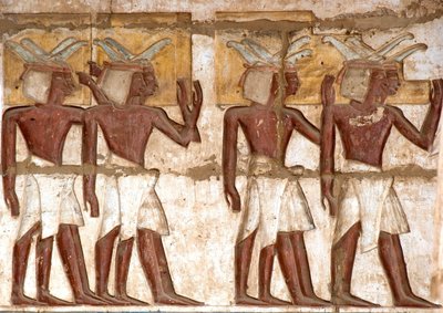 エジプト古代美術：第一宮廷、ファラオに捧げ物を持ってくるヌビア人の集団を表現した彩色レリーフの詳細。ラムセス3世（紀元前1187〜1156年）の葬祭殿。エジプト、ルクソール、メディネト・ハブー 作： Egyptian 20th Dynasty