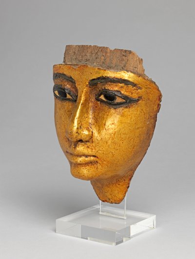 棺から出てきた顔、目と眉毛がはめ込まれている、金箔が貼られている 作： Egyptian 20th Dynasty