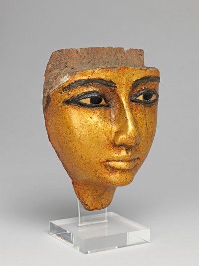 棺桶からの顔、目と眉毛がはめ込まれ、金色に塗られている 作： Egyptian 20th Dynasty