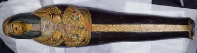 紀元前1100年頃、新王国時代にデイル・エル・バーリで発見されたと思われるネシームンのミイラの容器の蓋（塗装された木材 作： Egyptian 20th Dynasty