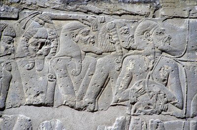 ラムセス3世の戦いにおける「北の囚人」を描いたレリーフ、メディネト大神殿（石材 作： Egyptian 20th Dynasty