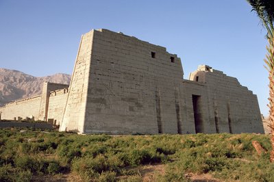 ラムセス3世の遺体安置所の最初の塔の眺めIII（c.1184-1153 BC）ニューキングダム 作： Egyptian 20th Dynasty