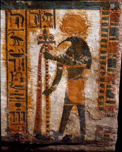 エジプトの古代遺物。トキの頭に人の形をした月の神トット。第21王朝（紀元前1085-935年）の書記ブテハモンのアントロポイド石棺の装飾。トリノ・エジプト博物館（Torino, Museo Egizio) 作： Egyptian 21st Dynasty