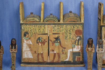 精神安定状態のシーンが描かれたウシャブティの棺、第三中期（塗装済み木材） 作： Egyptian 21st Dynasty