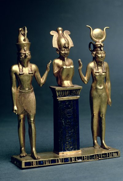オソルコン2世のトライアド：イシスとホルスに挟まれたオシリス、第3中期、紀元前874〜850年（金とラピスラズリ） 作： Egyptian 22nd Dynasty