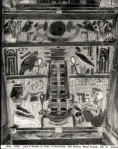 テトホフとネス・チョンスのミイラの石棺の側面に描かれた2人の亡者の像（モノクロ写真 作： Egyptian 22nd Dynasty