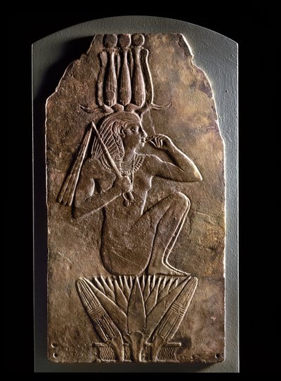 蓮の花から出てきた童子神のイプット2世のプラーク（ファイアンス 作： Egyptian 23rd Dynasty