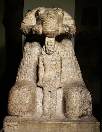 タハルカ王を守るラムの形をしたアメンの像、紀元前690〜664年（花崗岩） 作： Egyptian 25th Dynasty