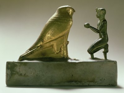 エジプト、第3中期の鷹神ヘメンを崇拝するタハルカ王の像（金、銀、片岩、木） 作： Egyptian 25th Dynasty