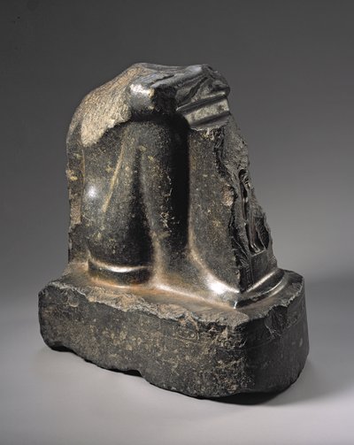 王朝時代後期の玄武岩像の断片（玄武岩） 作： Egyptian 26th Dynasty