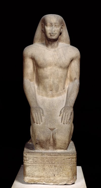 ナフトルヘブのひざまずく像、サイト時代、紀元前595〜589年（石英）（105657と280065も参照） 作： Egyptian 26th Dynasty