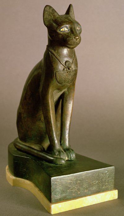 女神バステトを表す猫の彫像、プサムテク1世のカルトゥーシュ付、サイテ時代、664～610年頃（ブロンズ・ゴールド 作： Egyptian 26th Dynasty