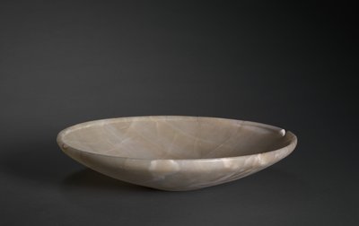 古王国サッカラの浅い皿、紀元前2726年から2647年頃（トラバーチン） 作： Egyptian 2nd Dynasty