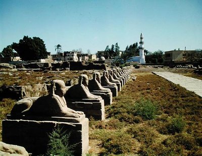 スフィンクスの大通り、ネクタネボ1世（紀元前380〜362年）末期に追加 作： Egyptian 30th Dynasty
