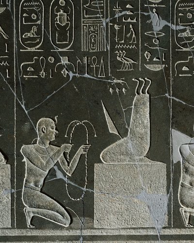 ネクタネボ1世のドルライト製レリーフ、ナイフの刃と3匹の蛇で表現された悪魔にネックレスを捧げる王、ヘリオポリスのアトゥム神殿より 作： Egyptian 30th Dynasty
