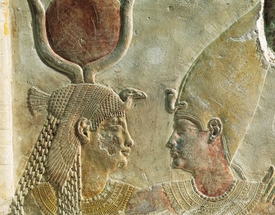 ネクタネボ 2 世王 (紀元前 360 ～ 343 年) が女神イシスに迎えられ、石灰岩のレリーフが描かれている、サッカラのセラペウムからの詳細 作： Egyptian 30th Dynasty