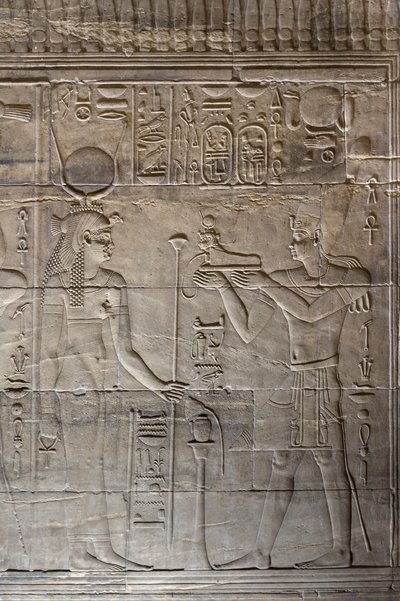 内部聖域、フィラエ神殿、アスワン、エジプトのレリーフ 作： Egyptian 30th Dynasty