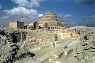 ステップピラミッドと囲いの入り口、エジプト、旧王国を含むジェゼルの複合体 作： Egyptian 3rd Dynasty