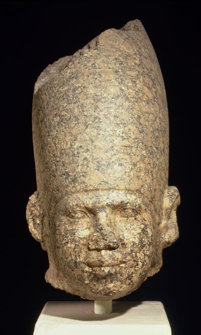クフ王（Cheops）旧王国（赤い花崗岩）の巨大な頭 作： Egyptian 4th Dynasty