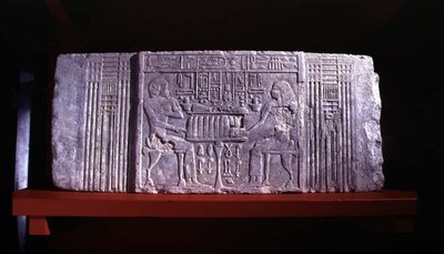 第4王朝の高官シェリーとその妻ケンテツカの墓の所有者を描いたマスタバ墓の偽扉のコーニス、サッカラ、古王国時代（石灰岩） 作： Egyptian 4th Dynasty