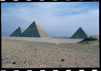 クフ、カフラー、メンカウレ、旧王国のピラミッドの眺め 作： Egyptian 4th Dynasty