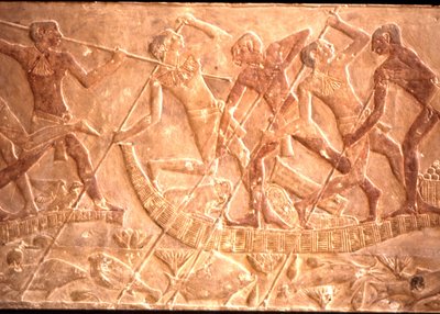 パピルス舟から魚を刺す男たち（プタホテップ墓、第5王朝）（写真 作： Egyptian 5th Dynasty
