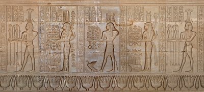 エジプト古代史：神々の行列-エジプト、デンデラのハトホル女神の神殿の東壁の詳細-エジプト文明：神々の行列、デンデラのハトホル神殿（またはテンティラ神殿）の壁に彫られている。 作： Egyptian 6th Dynasty