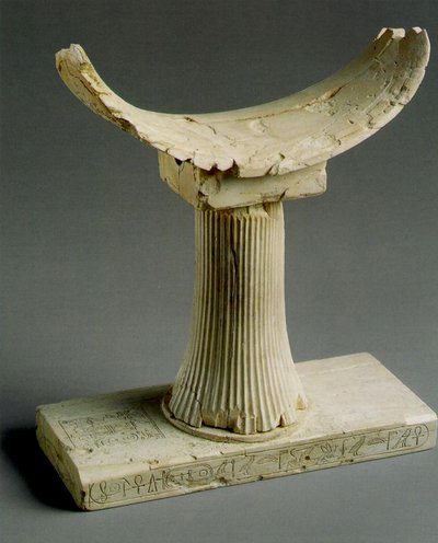 Pepi IIsの名前がアイボリーのヘッドレスト 作： Egyptian 6th Dynasty