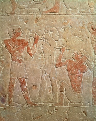 ケムレフのマスタバ、サッカラ、旧王国、紀元前2325年頃（石灰岩塗装）から彫像を彫った2人の彫刻家を描いたレリーフ 作： Egyptian 6th Dynasty