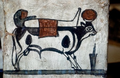 ミイラを背負った聖なる雄牛アピが描かれた木製のサルコファガス（壁画）の詳細 作： Egyptian Egyptian