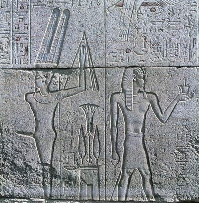 エジプト、古代テーベ、ルクソール、カルナック、アモン大神殿のミン神とフィリップ3世アレヒダウスのレリーフ 作： Egyptian Egyptian