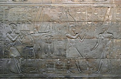 エジプトの古代。アモン・ミン(Amon-Min)神に供物を捧げるアレクサンダー大王。低層レリーフの詳細。エジプト、ルクソール神殿、聖なる舟の礼拝堂。 作： Egyptian Egyptian