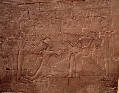 エジプトのアンティキテ：カルナック神殿の壁を飾るレリーフ。 作： Egyptian Egyptian