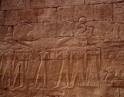 エジプトの古代遺跡：ルクソールのカルナック神殿のレリーフ 作： Egyptian Egyptian
