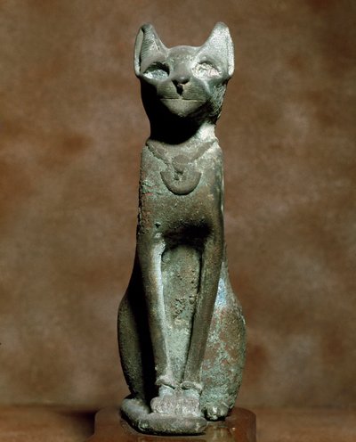 エジプトのアンティキテ：女神の猫バステット。ブロンズ彫刻。トリノ、エジプト博物館-エジプトの古代遺物：女神バステットの猫。ブロンズ彫刻。イタリア、トリノのエジプト博物館 作： Egyptian Egyptian