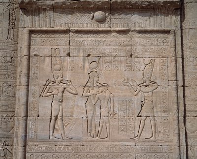 エジプトのアンティーク：デンデラのハトホル女神の神殿の低層レリーフの様子 作： Egyptian Egyptian