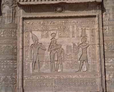 エジプトのアンティーク：デンデラのハトホル女神の神殿の低層レリーフの様子 作： Egyptian Egyptian