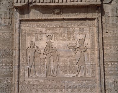 エジプトのアンティーク：デンデラのハトホル女神の神殿の低層レリーフの様子 作： Egyptian Egyptian